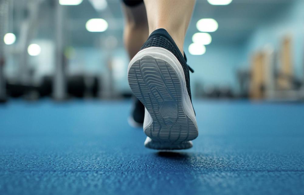 Walking with orthotic insoles
