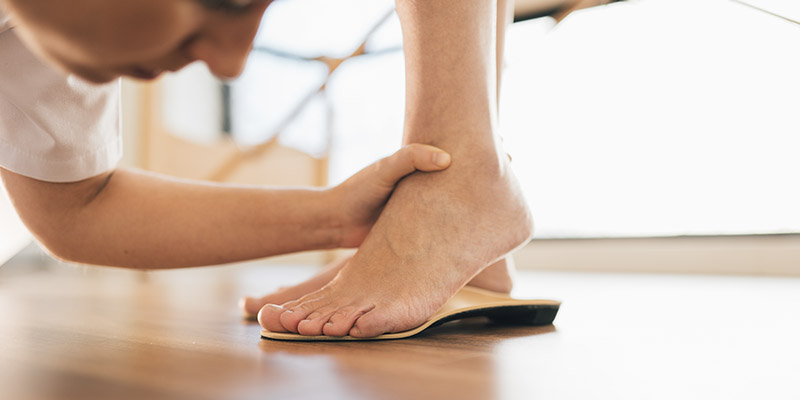 Insole used to illustrate oversupination and gait-related support